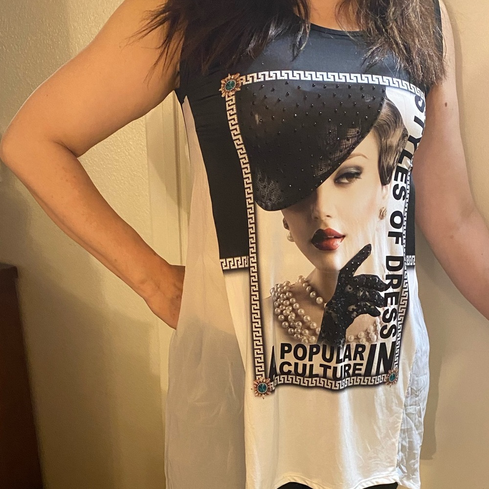 Long graphic black and white Tshirt